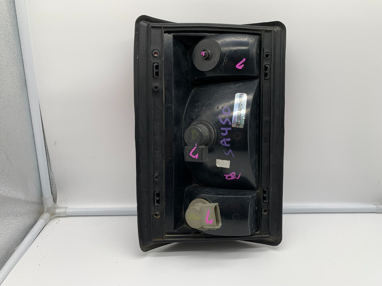 2005-2011 Ford E-150 Driver Tail Light Taillight Lamp OEM B03B45051