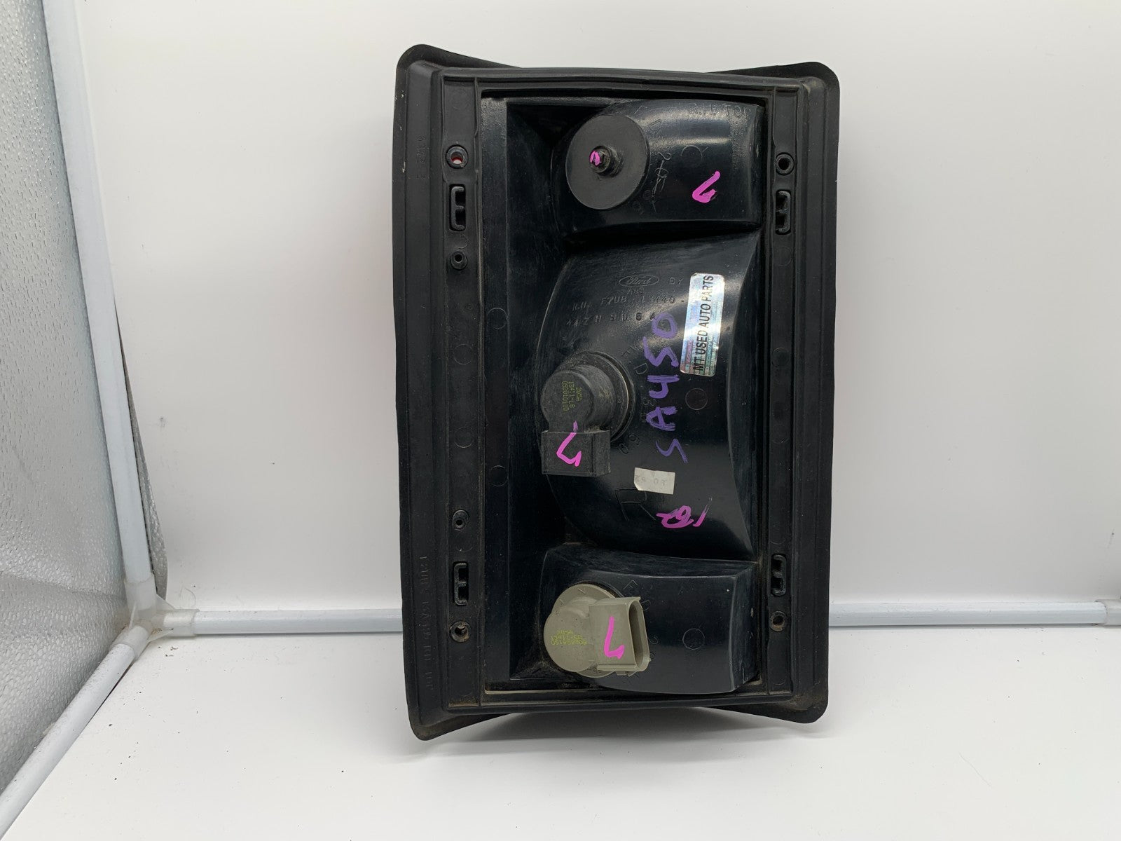 2005-2011 Ford E-150 Driver Tail Light Taillight Lamp OEM B03B45051