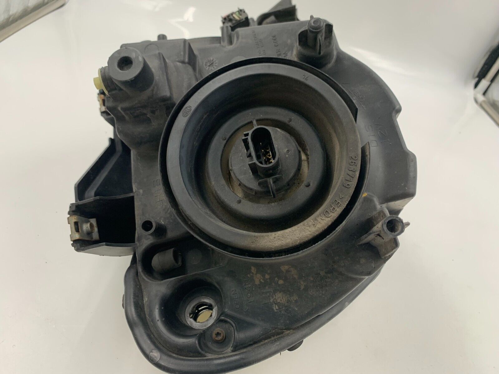 2007-2008 Chrysler Pacifica Driver Side Head Light Headlight OEM D02B57001