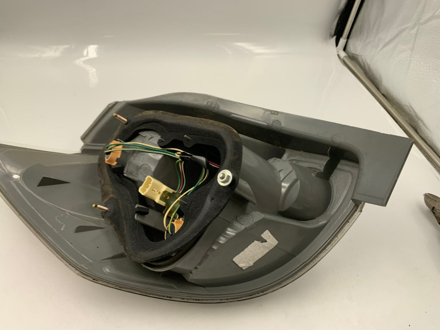 2003-2004 Toyota Matrix Passenger Side Taillight Tail Light OEM E02B67002