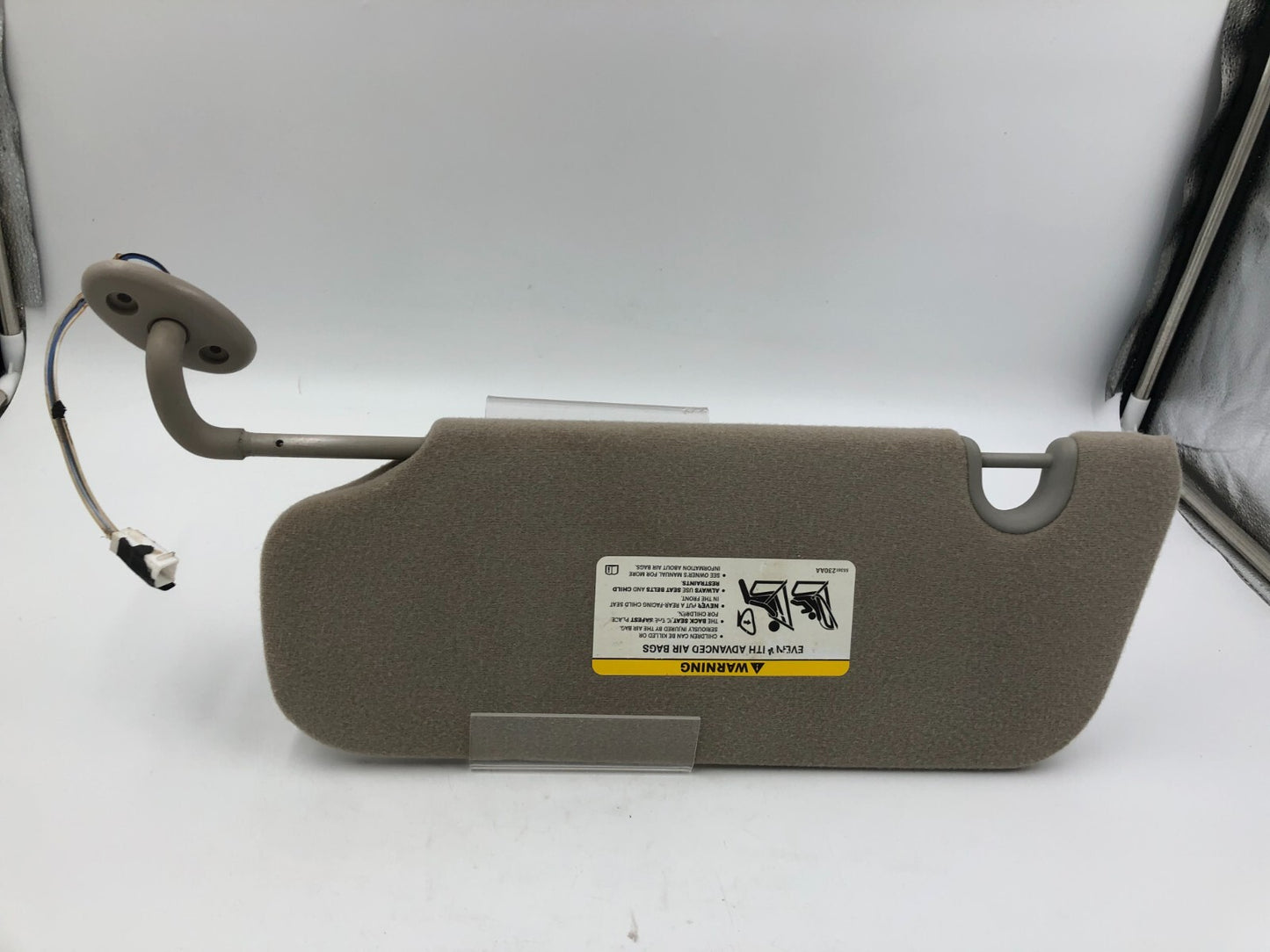 2004-2007 Jeep Liberty Passenger Sun Visor Gray Illuminated OEM C01B17052