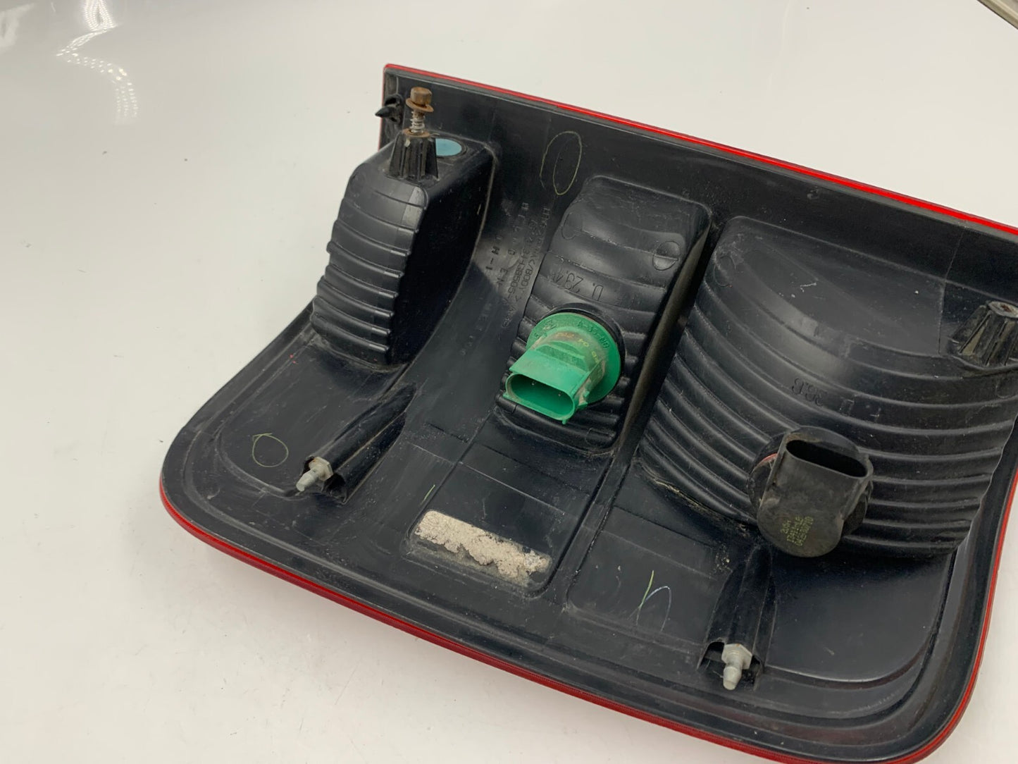 2005-2008 Ford F-150 Driver Tail Light Taillight Lamp OEM D02B57007