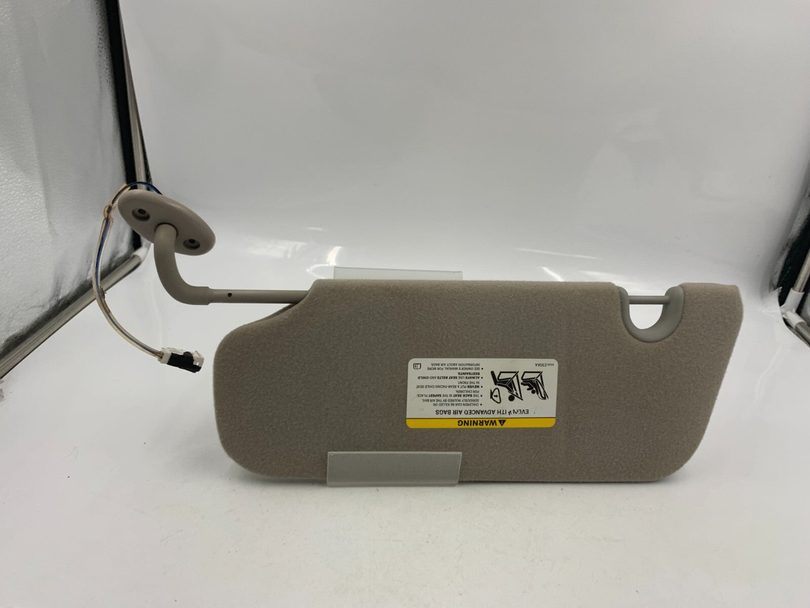 2004-2007 Jeep Liberty Passenger Sun Visor Gray Illuminated OEM C01B17052
