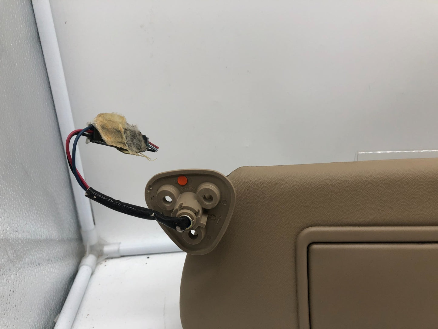 2004-2009 Cadillac SRX Driver Sun Visor Beige Illuminated OEM A01B07002