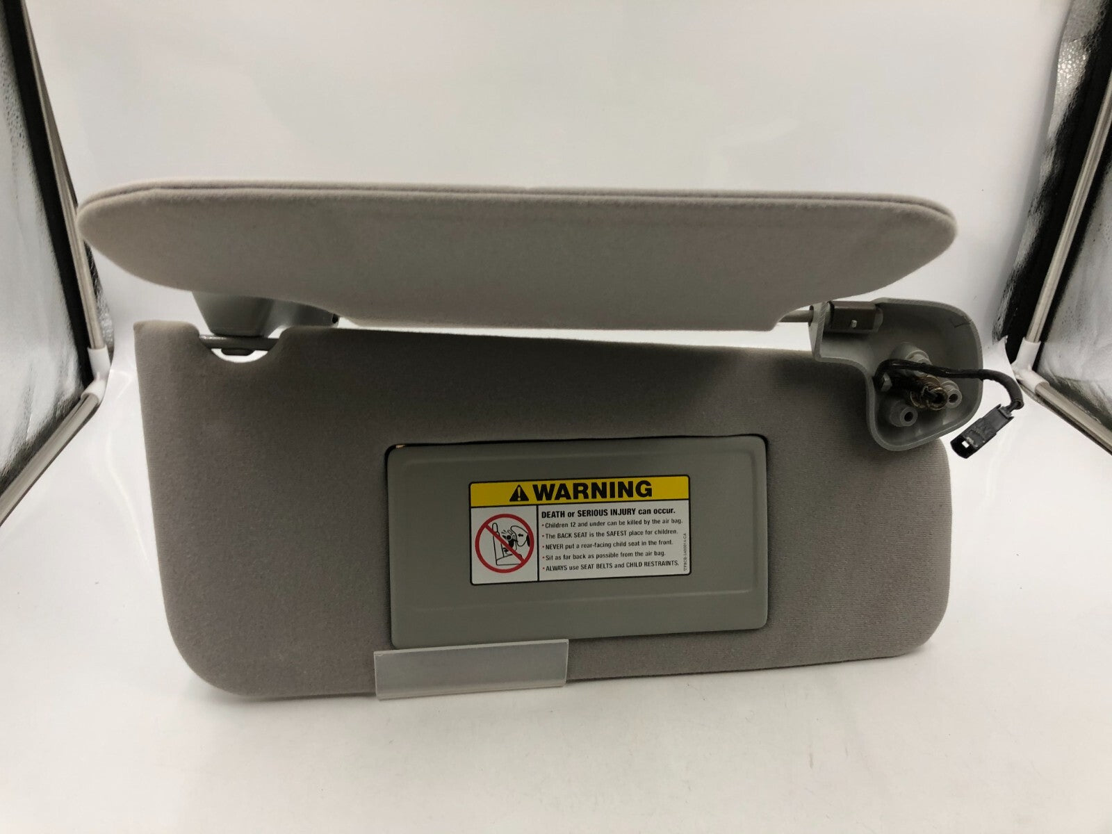 2005-2006 Lincoln Navigator Passenger Sun Visor Gray Illuminated OEM D03B30048