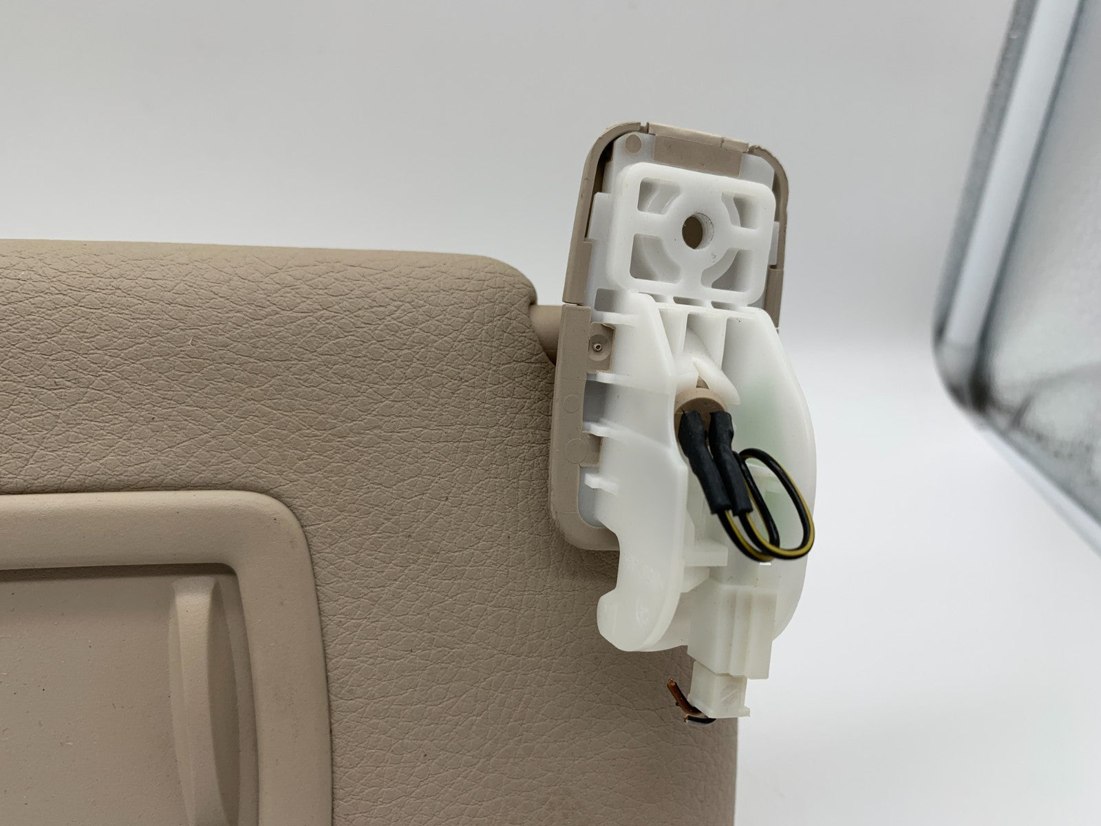 2012-2018 BMW 328i Passenger Sun Visor Sunvisor Beige Illumination D01B22004