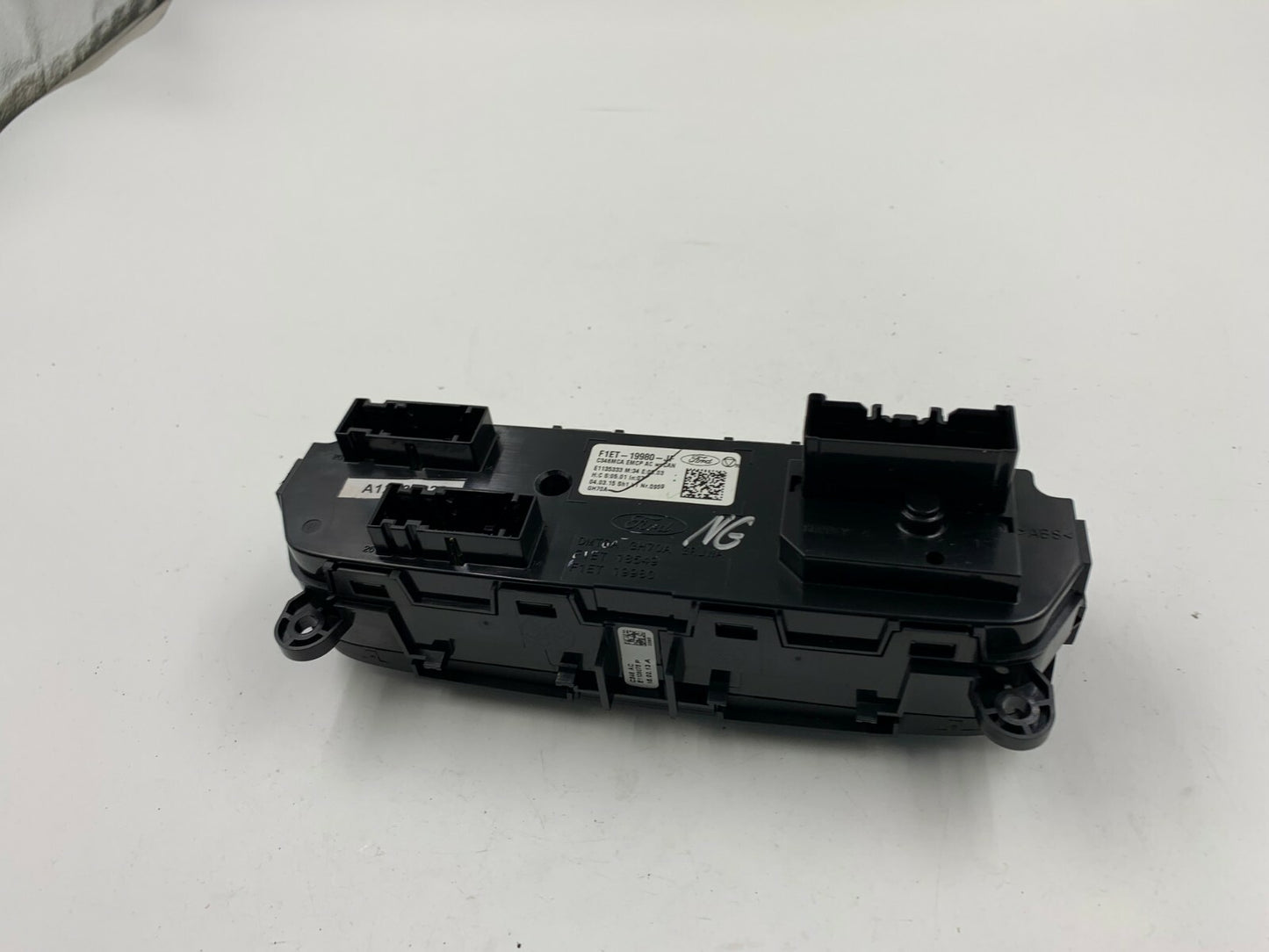 2015-2018 Ford Focus AC Heater Climate Control Unit OEM B02B24010
