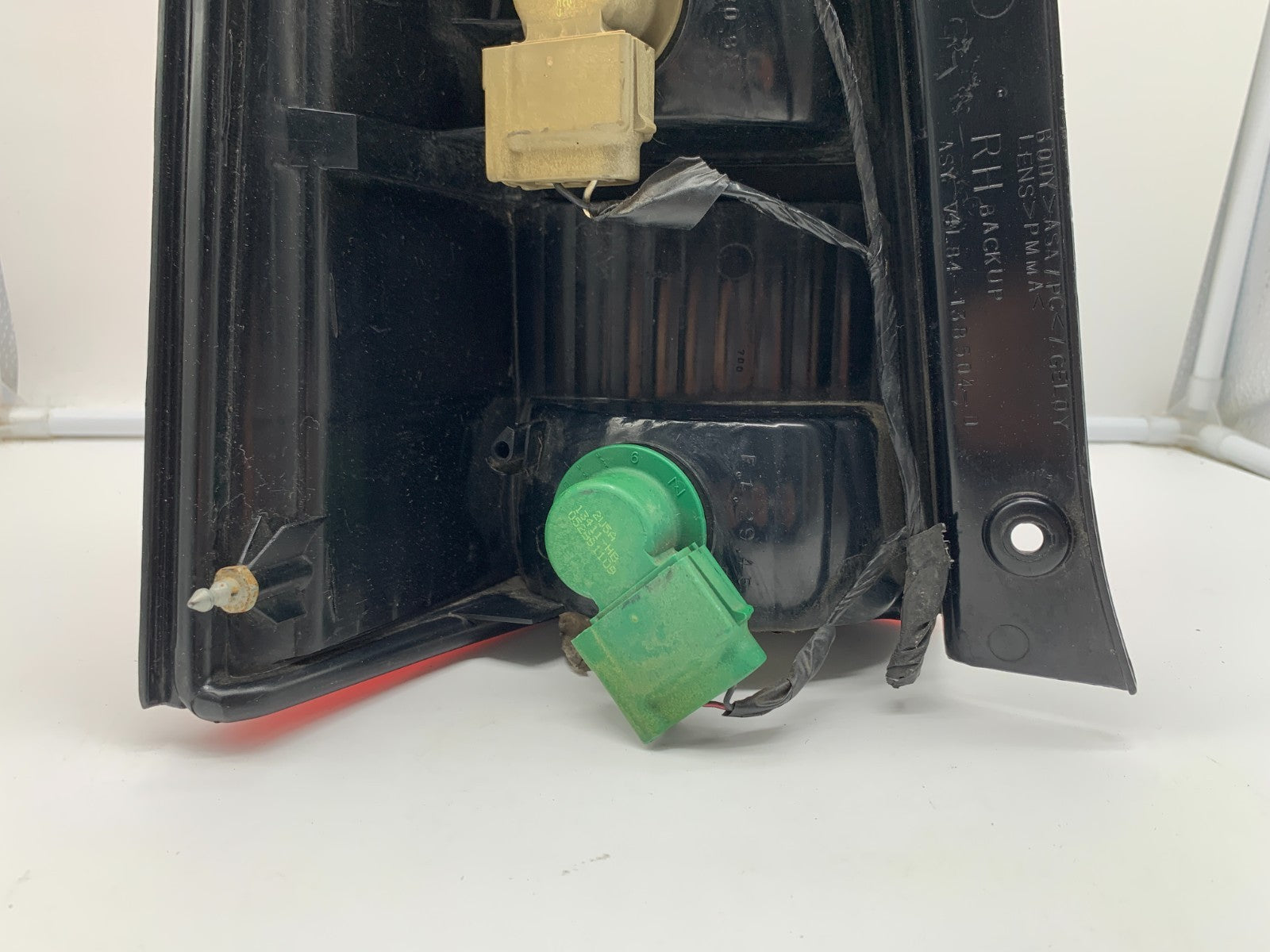 2001-2007 Ford Escape Passenger Side Tail Light Taillight OEM E02B36002