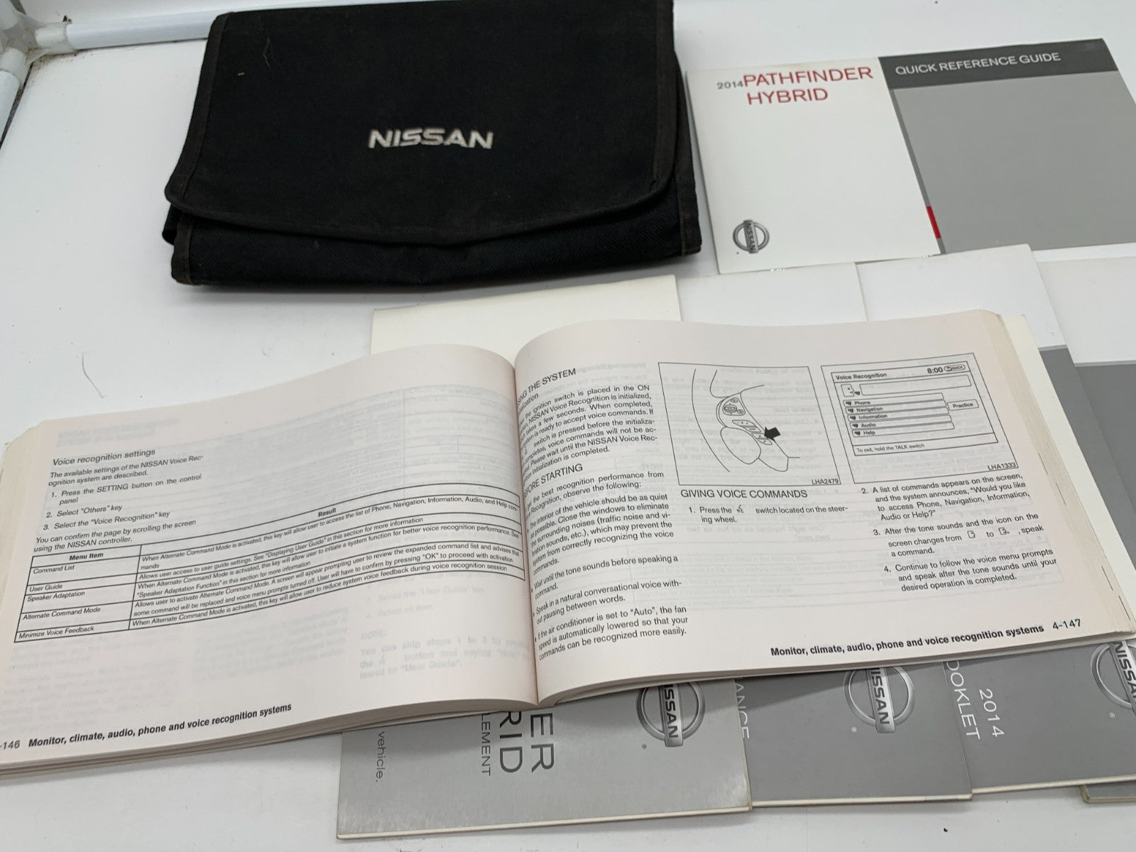 2014 Nissan Pathfinder Owners Manual Set with Case OEM