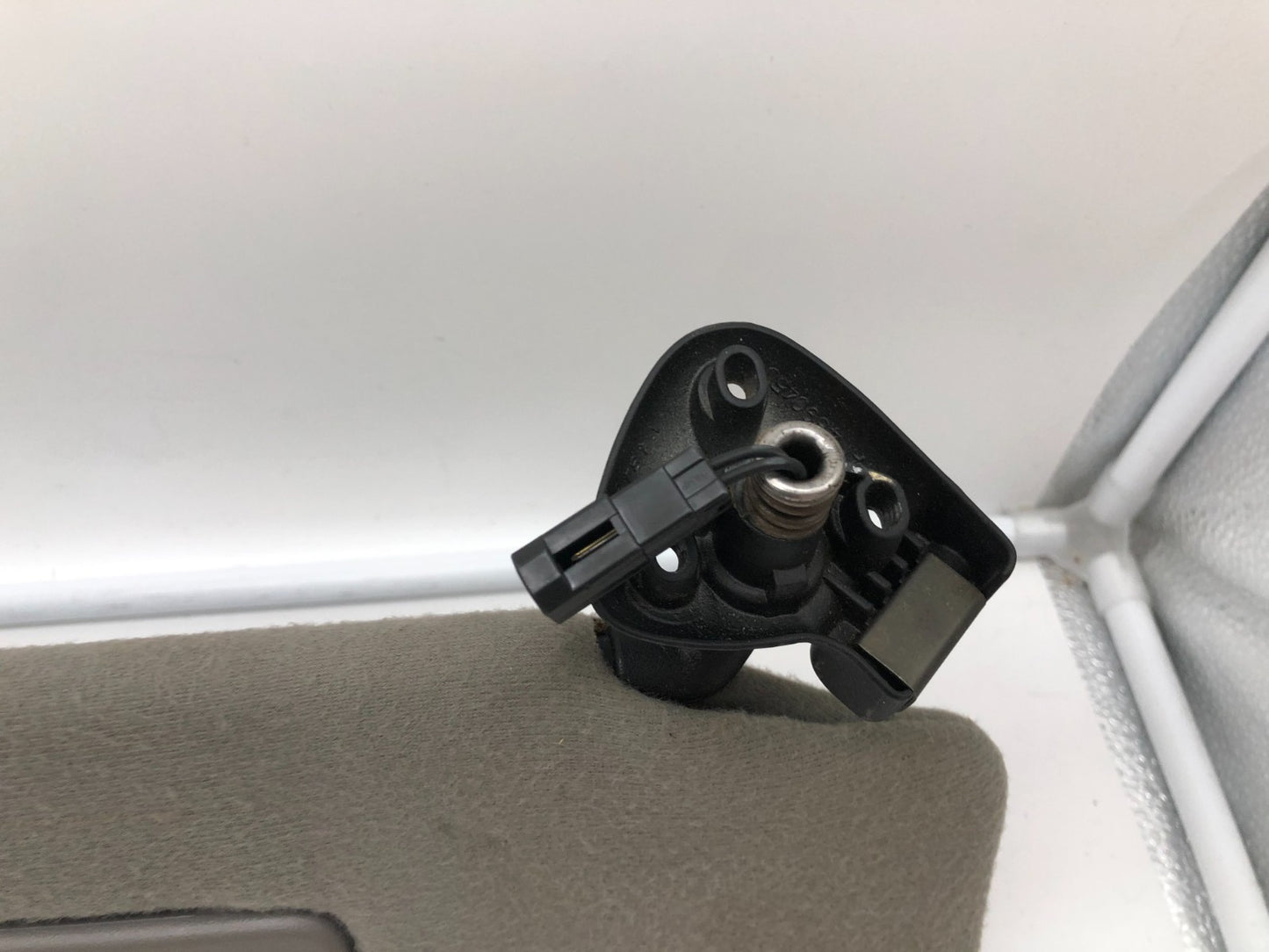 2000 Ford Explorer Passenger Sun Visor Gray Illumination OEM C02B51008