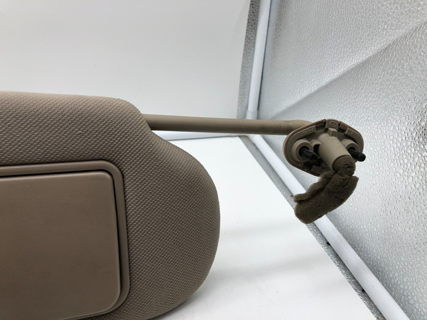 2005-2007 Kia Sorento Passenger Sun Visor Tan Illuminated OEM D03B08002