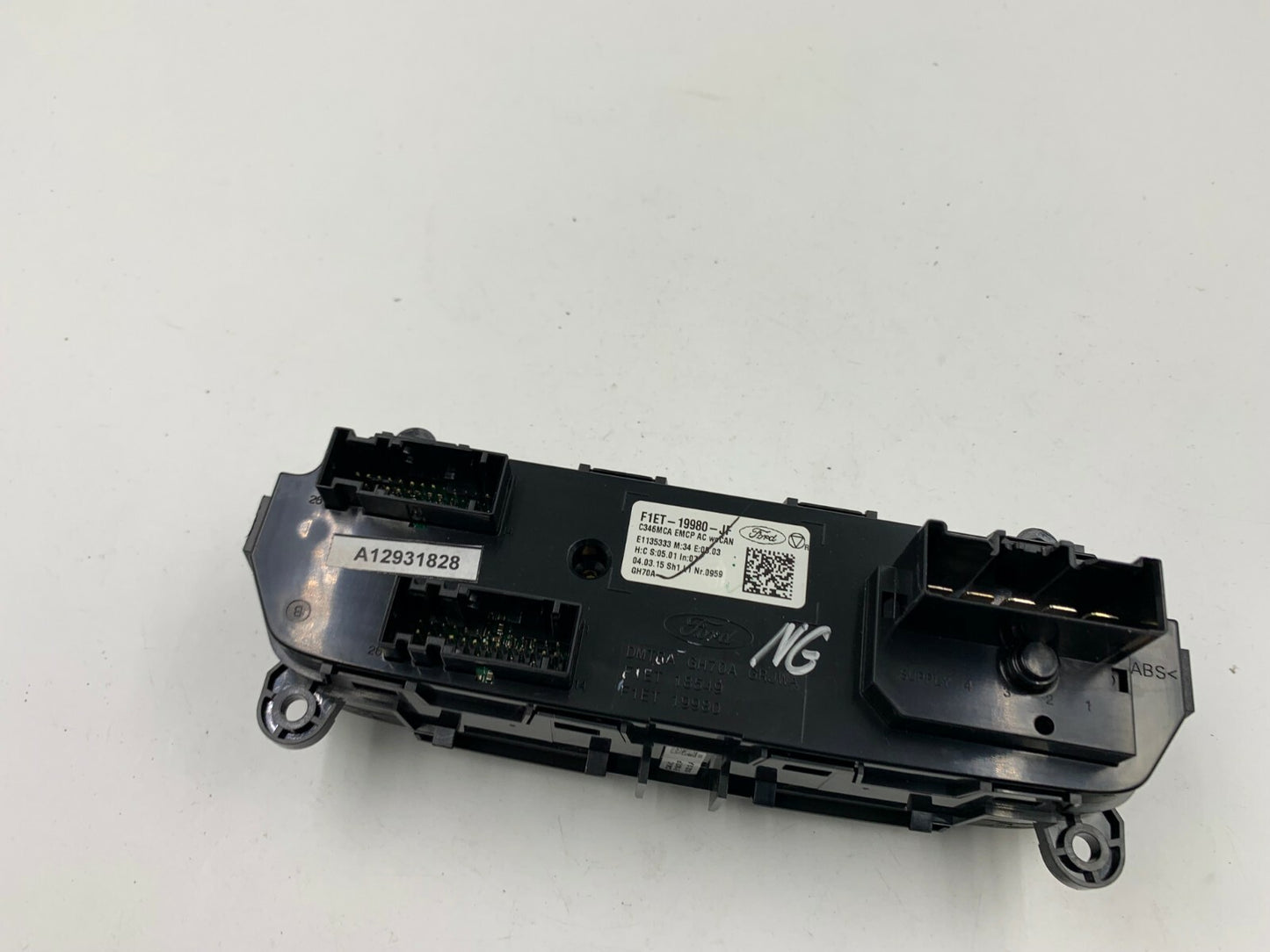2015-2018 Ford Focus AC Heater Climate Control Unit OEM B02B24010