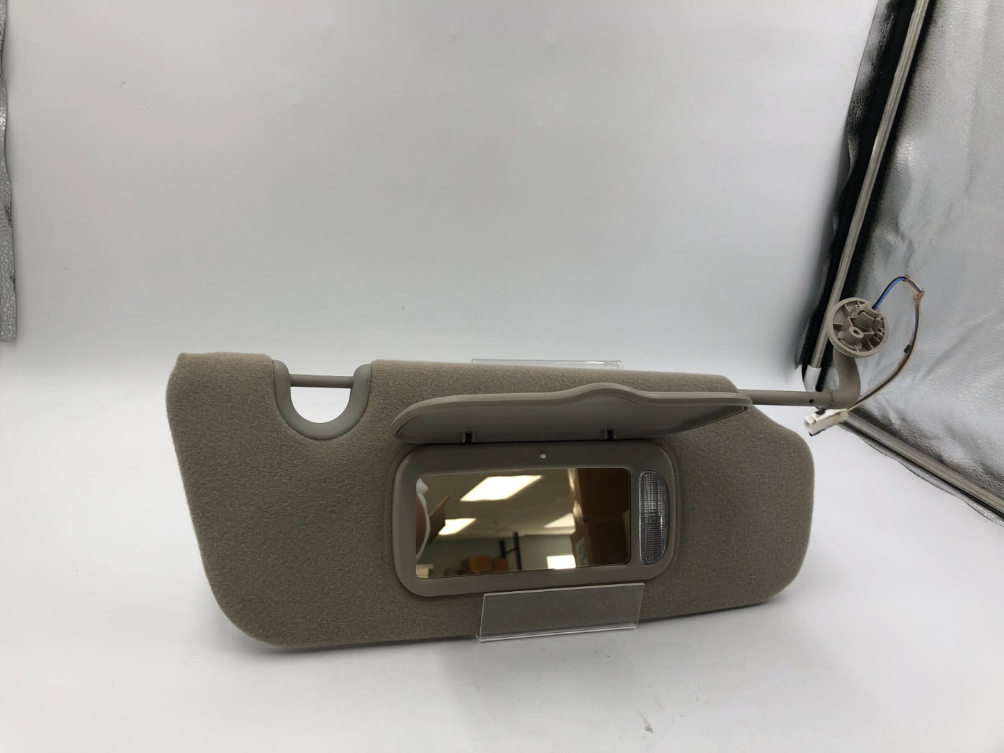 2004-2007 Jeep Liberty Passenger Sun Visor Gray Illuminated OEM C01B17052