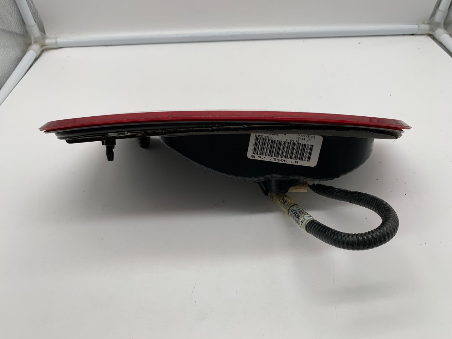 2003-2006 Lincoln Navigator Driver Side Liftgate Tail Light Taillight A01B41017