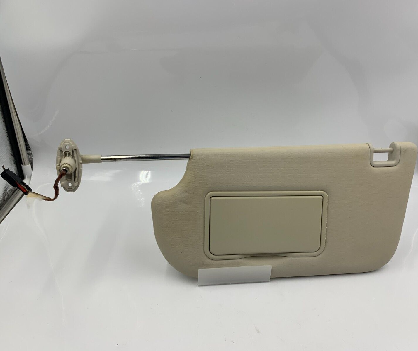 2013-2018 Ford Focus Driver Sun Visor Ivory Illuminated OEM E01B07020