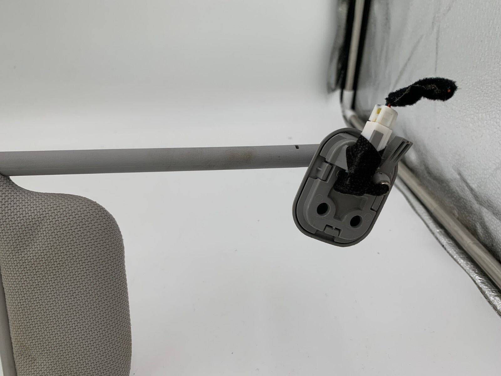 2015-2019 Hyundai Elantra Passenger Sun Visor Gray Illuminated OEM B02B19066