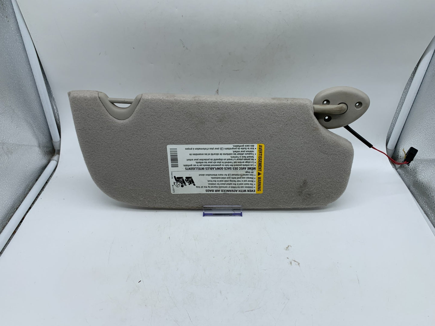 2005-2006 Chevrolet Trailblazer Driver Sun Visor Gray Illuminated OEM A04B41001