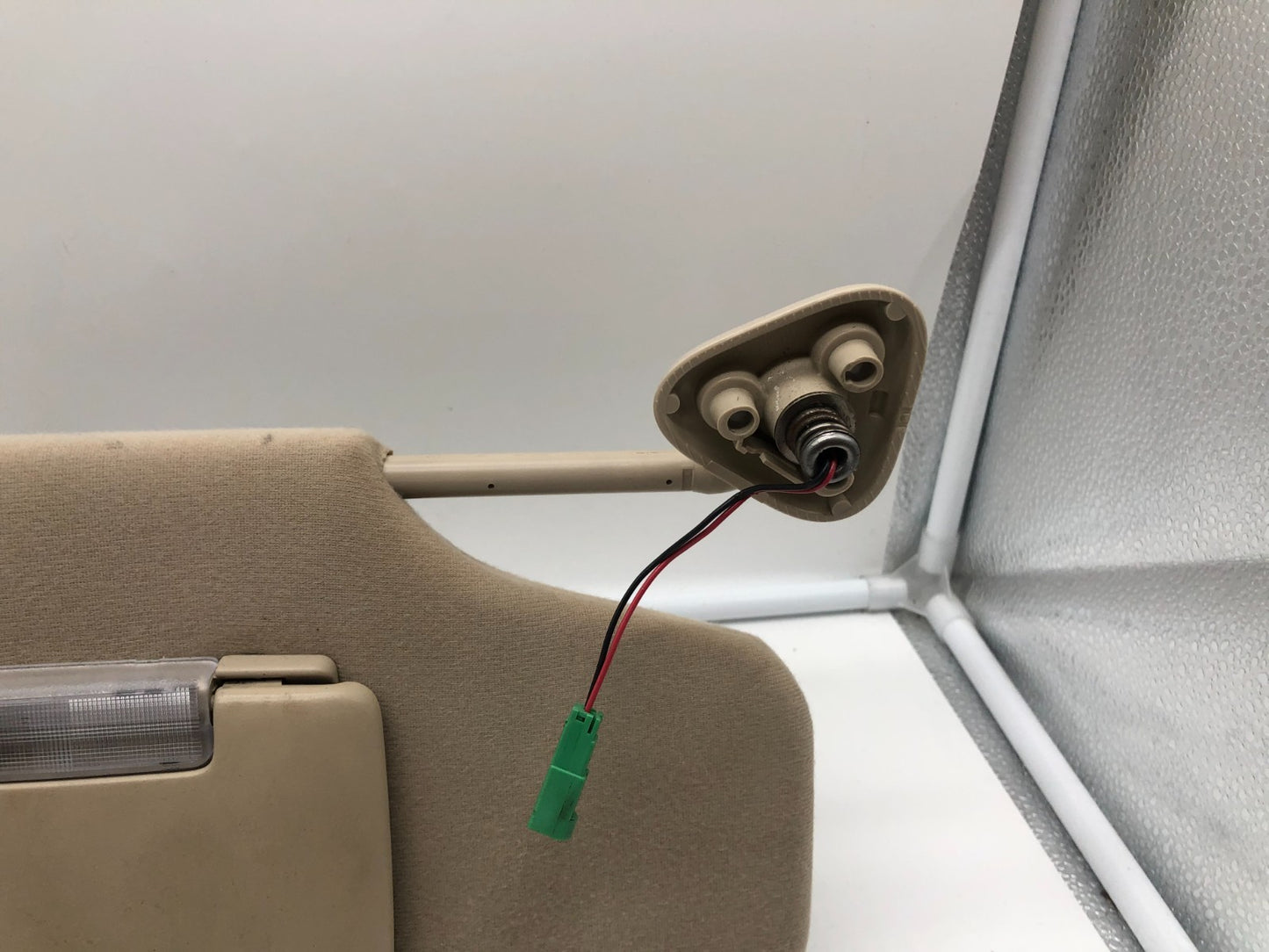 2005-2007 Mercury Montego Passenger Sun Visor Beige Illuminated OEM A01B06009