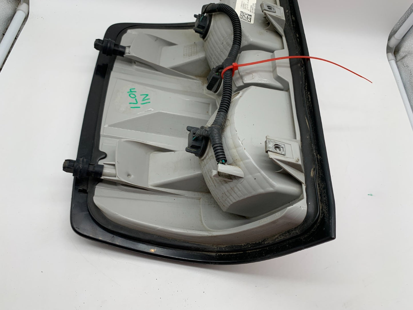 2014-2015 Chevrolet Silverado Passenger Side Tail Light Taillight OEM C03B33001