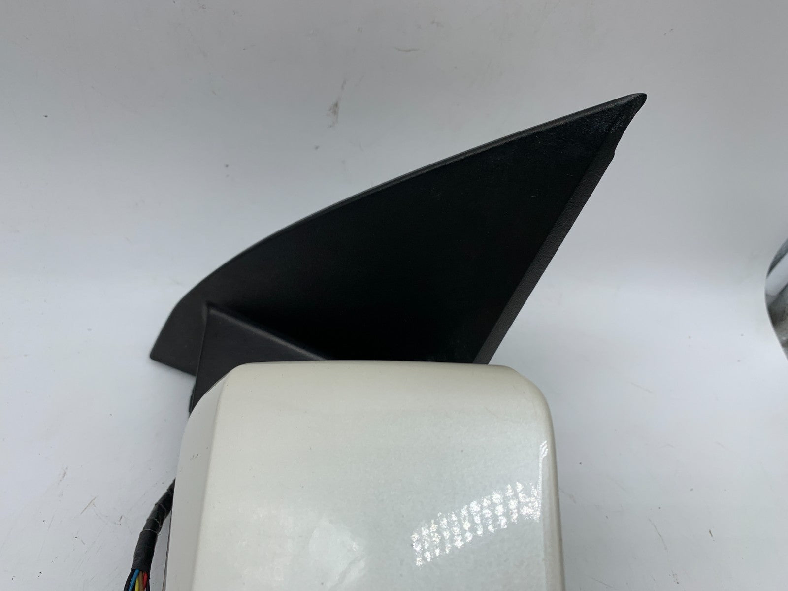 2009-2014 Chevrolet Traverse Driver Power Door Mirror White OEM B03B28005