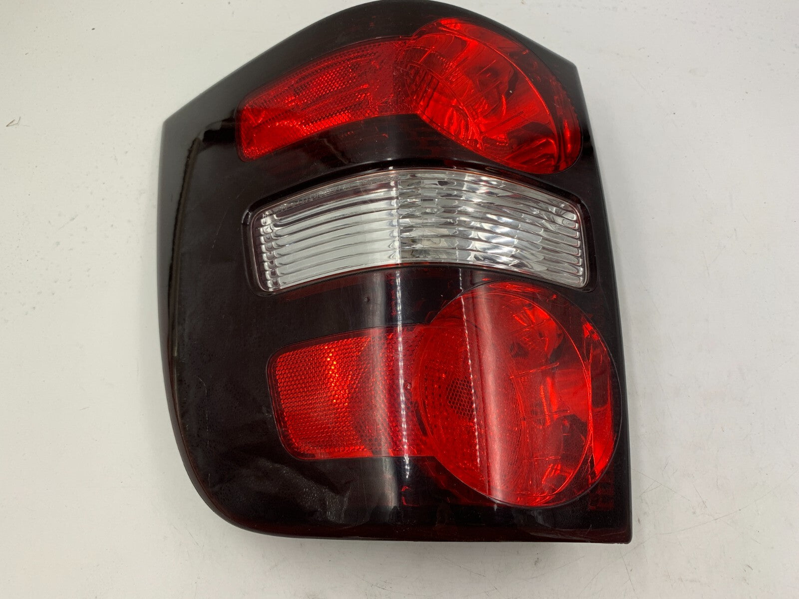 2002-2005 Ford Explorer Passenger Side Tail Light Taillight OEM E02B60001
