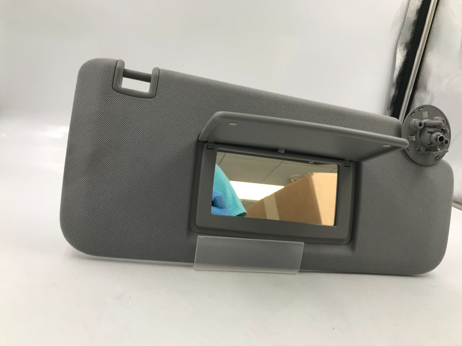 2017-2021 Chevrolet Trax Passenger Side Sun Visor Gray OEM C04B57006