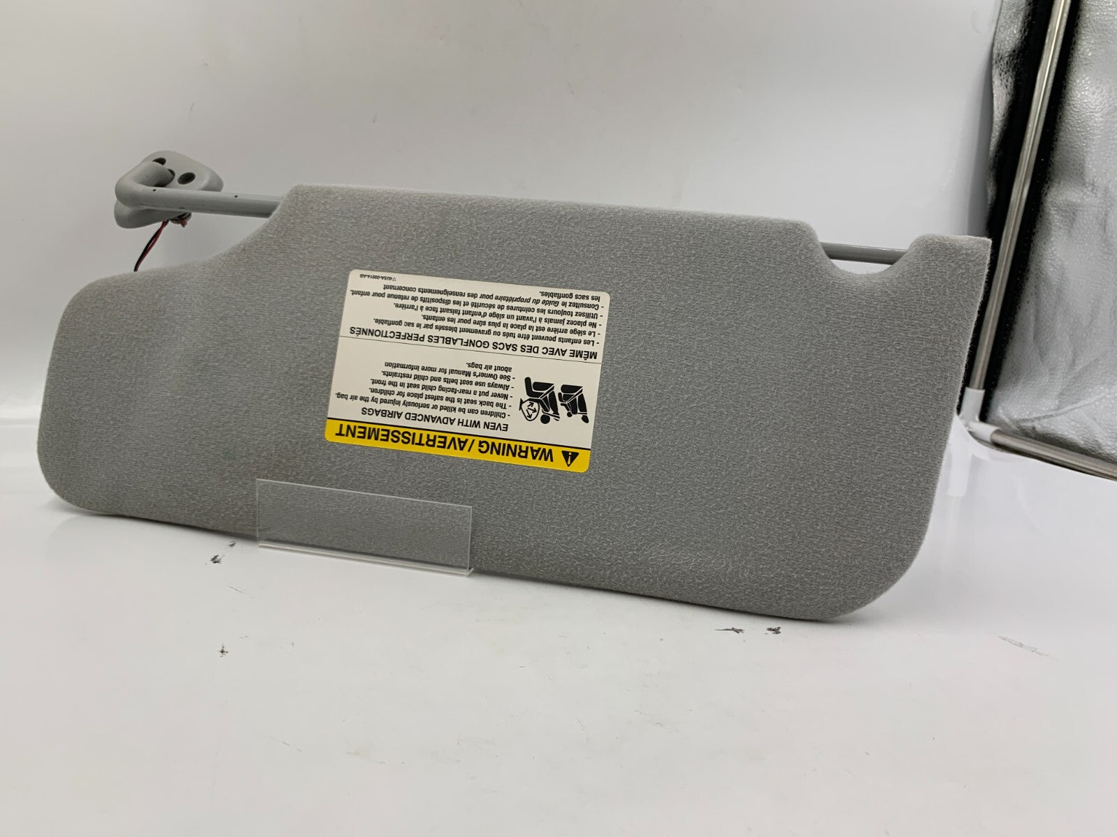 2005-2007 Ford Five Hundred Passenger Sun Visor Illuminated Gray OEM D04B46014