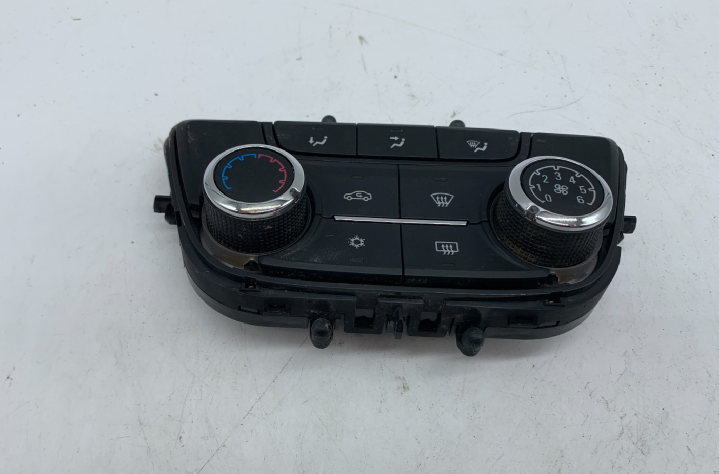 2017-2022 Buick Encore AC Heater Climate Control OEM B02B04054