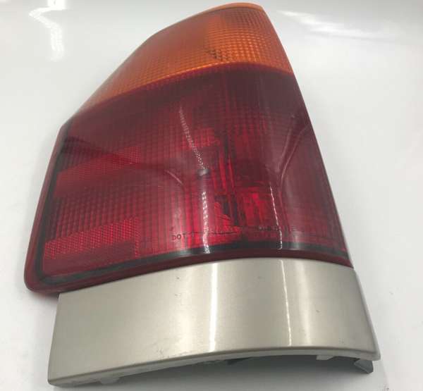 2002-2009 GMC Envoy XL Passenger Side Taillight Tail Light OEM B04B50041