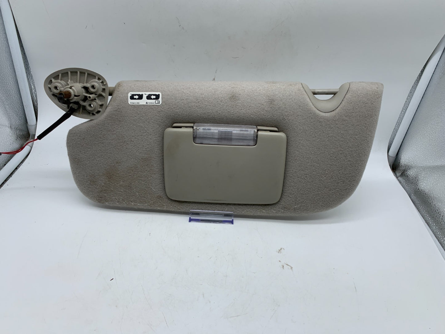 2005-2006 Chevrolet Trailblazer Driver Sun Visor Gray Illuminated OEM A04B41001