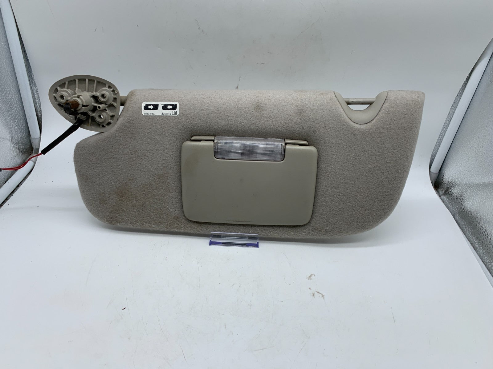 2005-2006 Chevrolet Trailblazer Driver Sun Visor Gray Illuminated OEM A04B41001