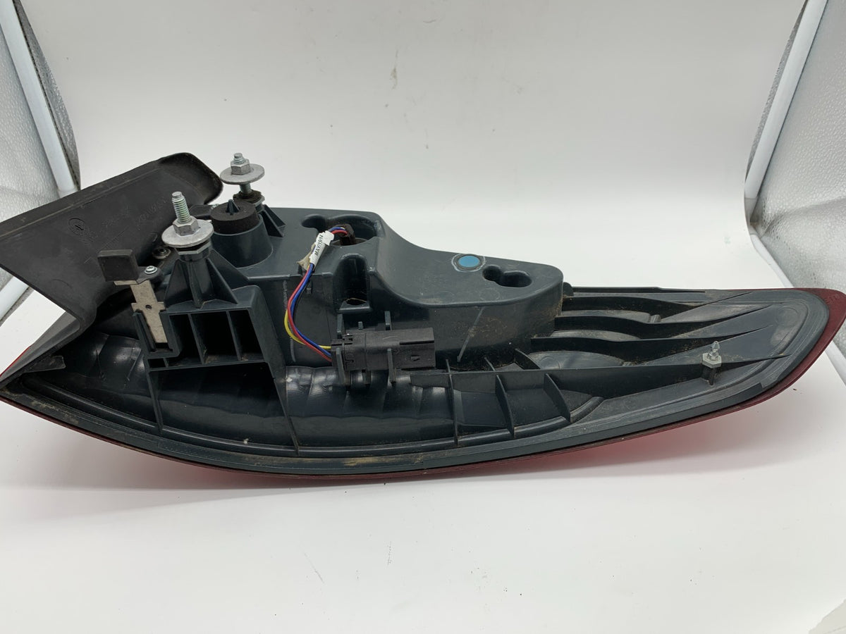 2013-2016 Ford Fusion Driver Side Tail Light Taillight OEM D01B42008