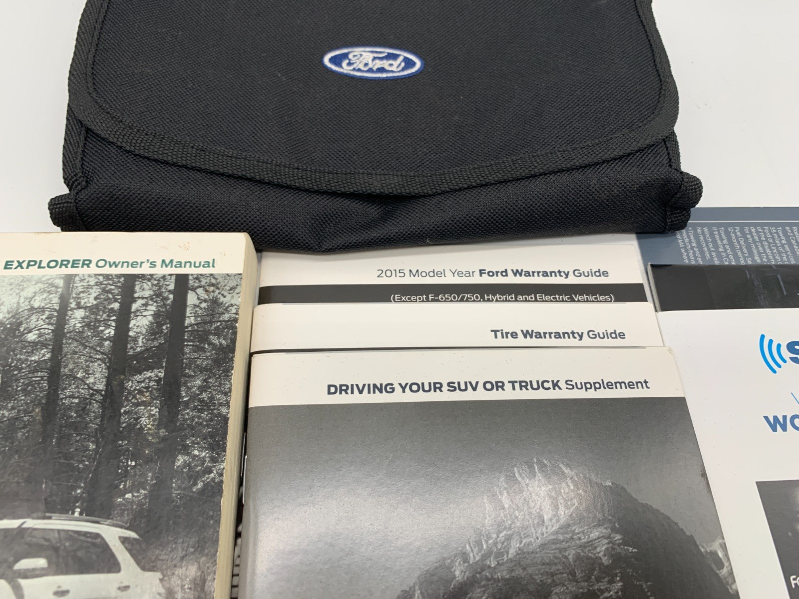 2015 Ford Explorer Owners Manual Set with Case OEM C01B08021