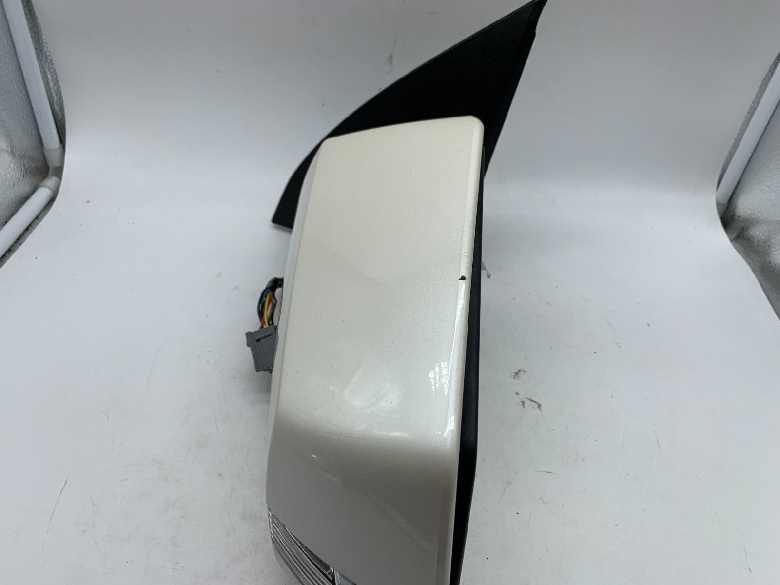 2009-2014 Chevrolet Traverse Driver Power Door Mirror White OEM B03B28005