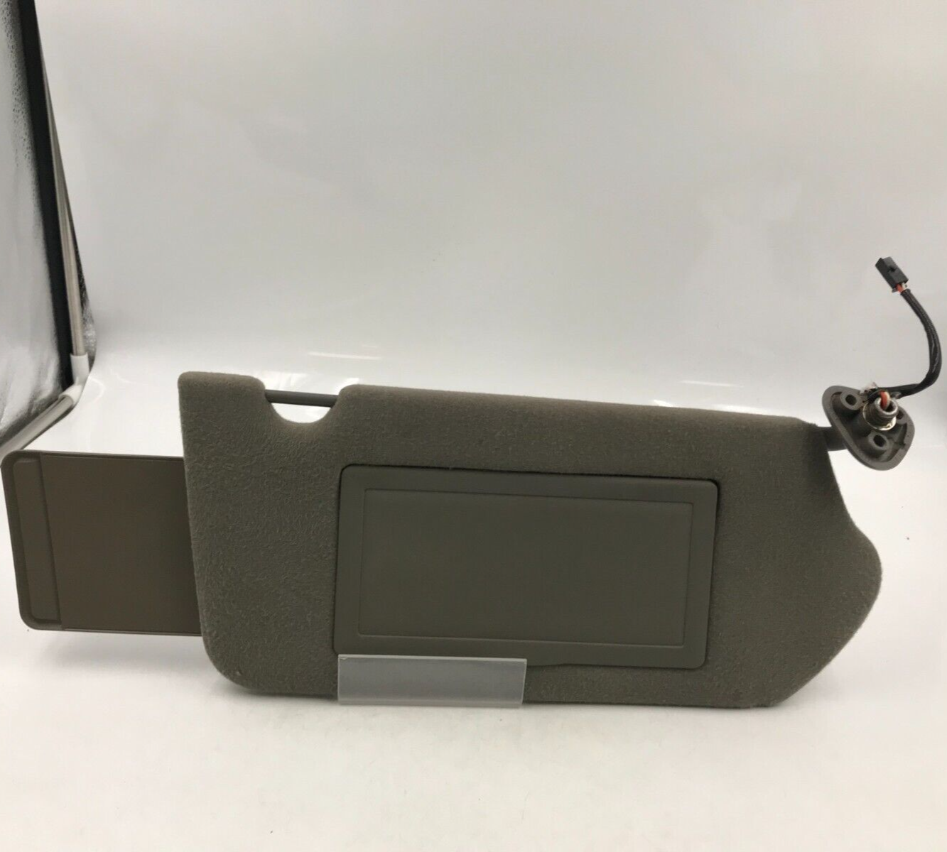 2000-2005 Chevrolet Impala Passenger Sun Visor Gray Illuminated OEM C04B08009