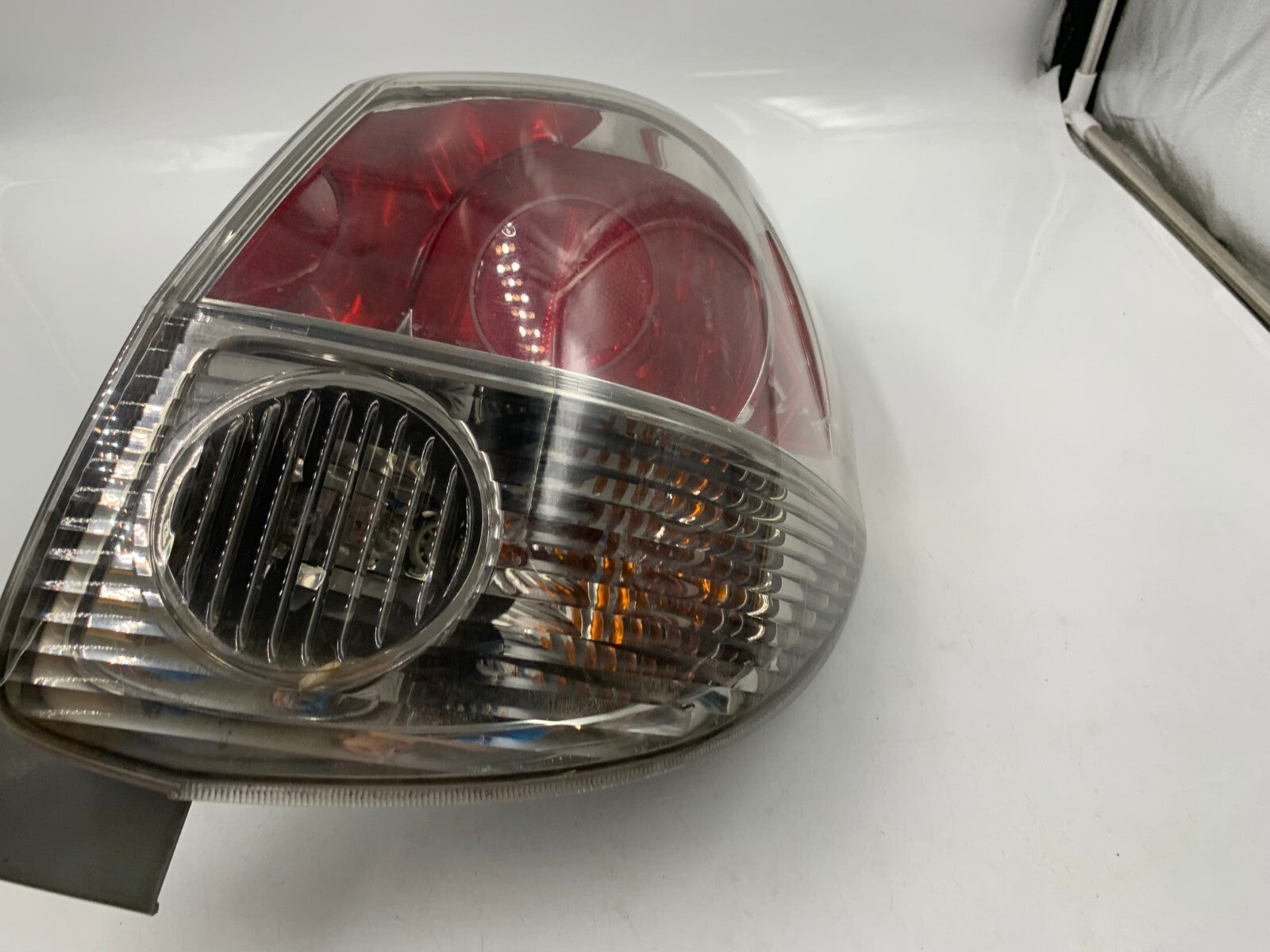 2003-2004 Toyota Matrix Passenger Side Taillight Tail Light OEM E02B67002