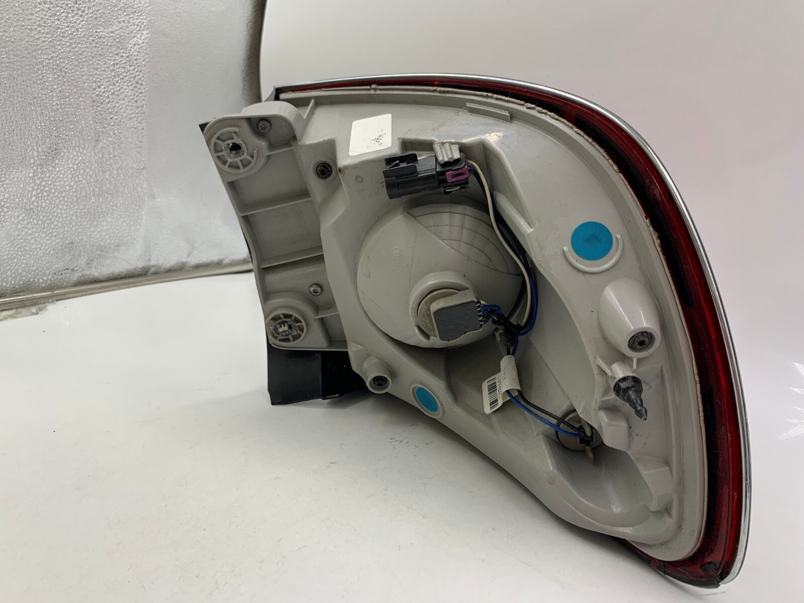2008-2012 Buick Enclave Passenger Side Tail Light Taillight OEM B03B50005