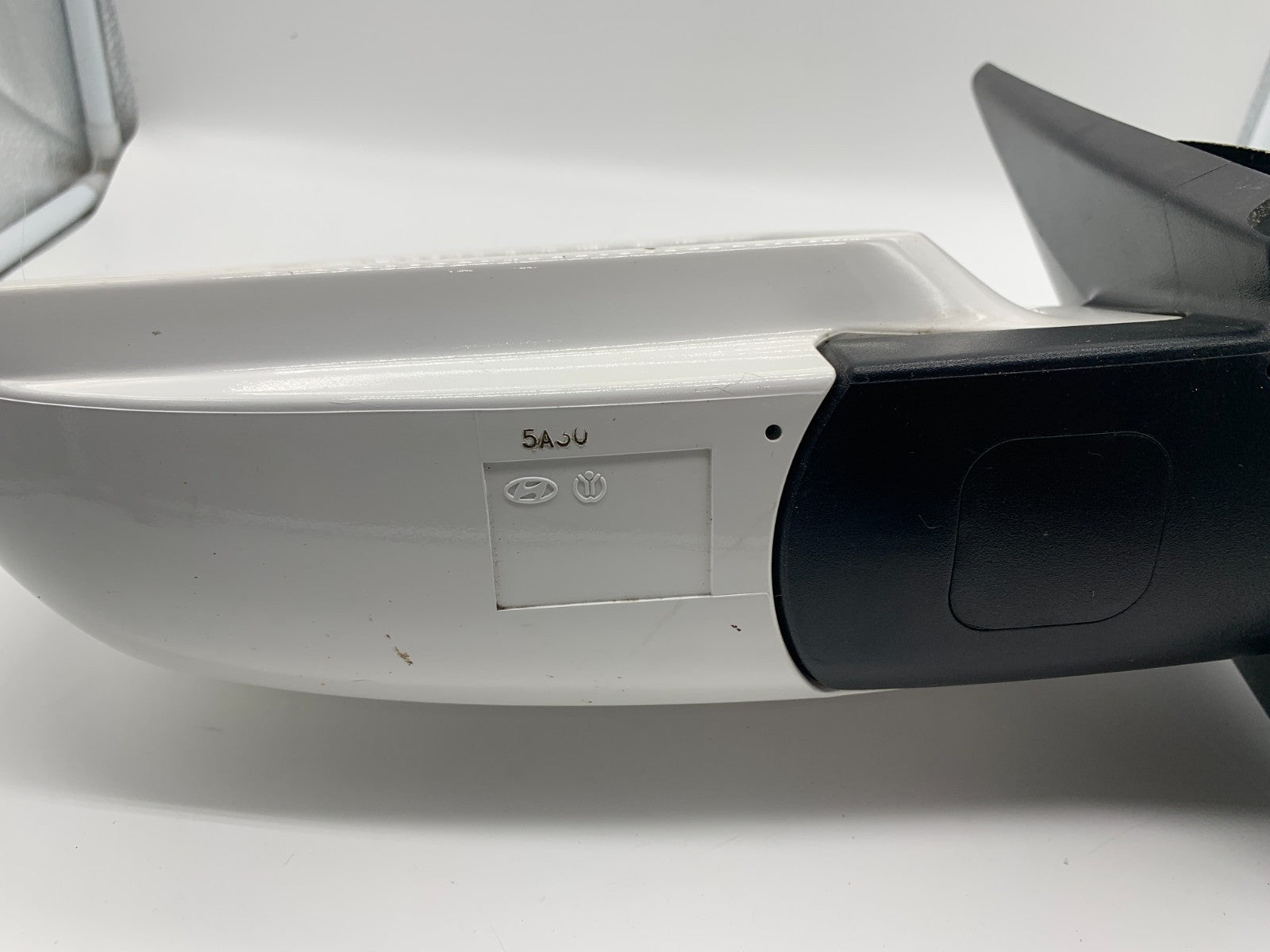 2010-2014 Hyundai Tucson Driver Side View Power Door Mirror White OEM A01B14002