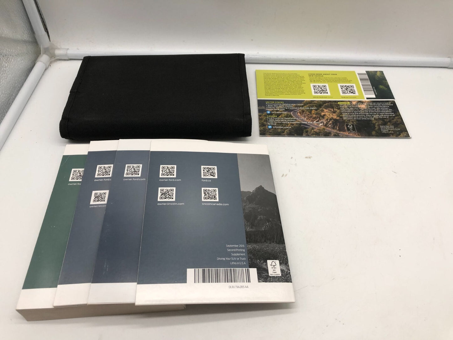 2017 Ford Explorer Owners Manual Set with Case OEM E01B17031