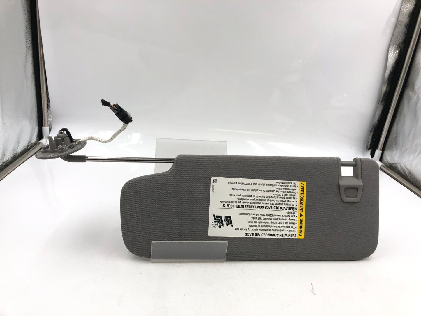 2019-2020 Chevrolet Equinox Passenger Sun Visor Gray Illuminated OEM C01B22062