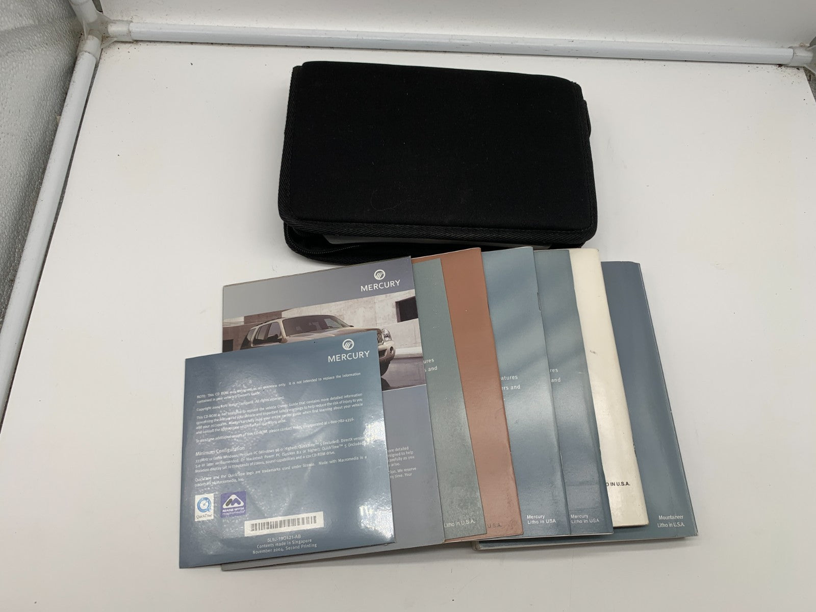 2005 Mercury Mountaineer Owners Manual Set with Case OEM B03B20036