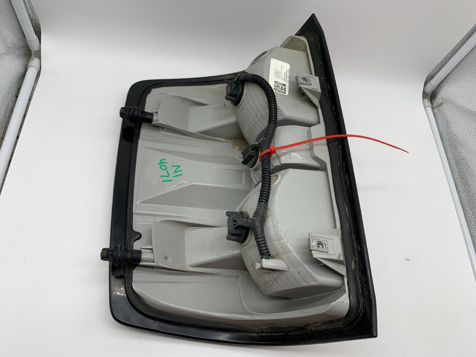 2014-2015 Chevrolet Silverado Passenger Side Tail Light Taillight OEM C03B33001