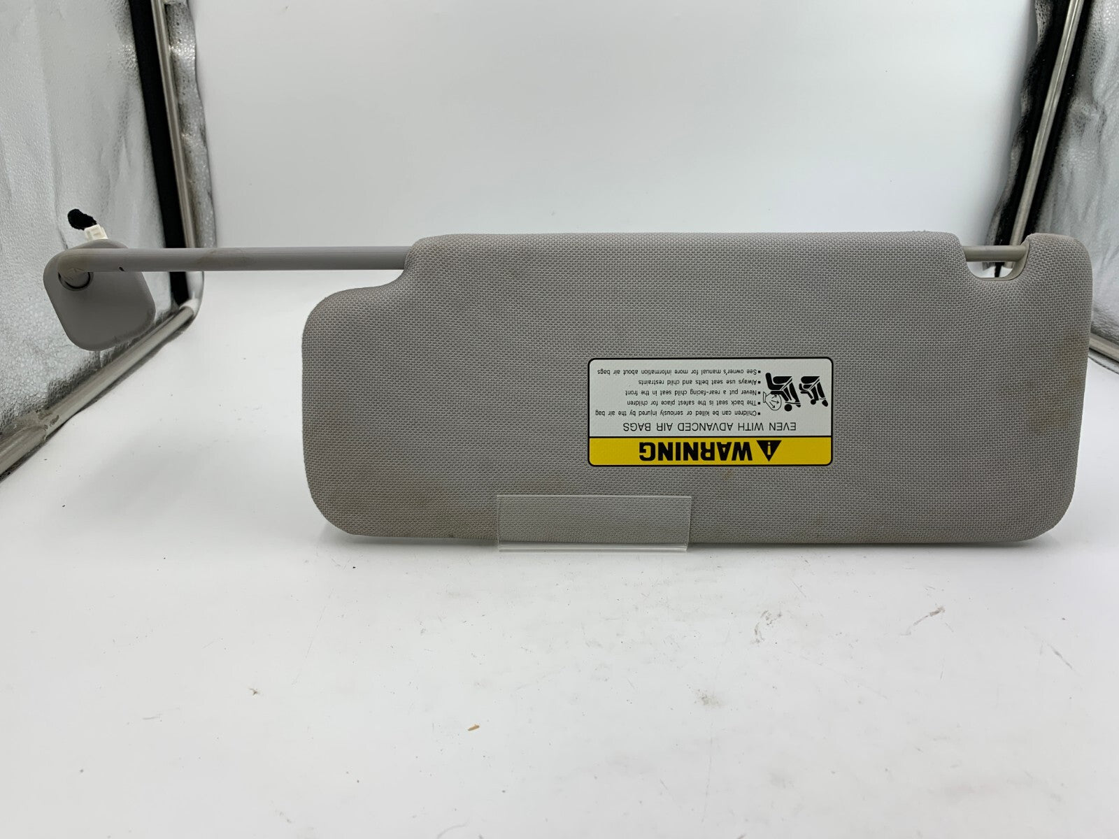 2015-2019 Hyundai Elantra Passenger Sun Visor Gray Illuminated OEM B02B19066