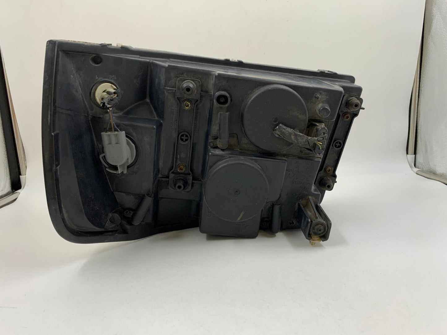 2004-2005 GMC Envoy XUV Passenger Side Head Light Headlight OEM B02B41044