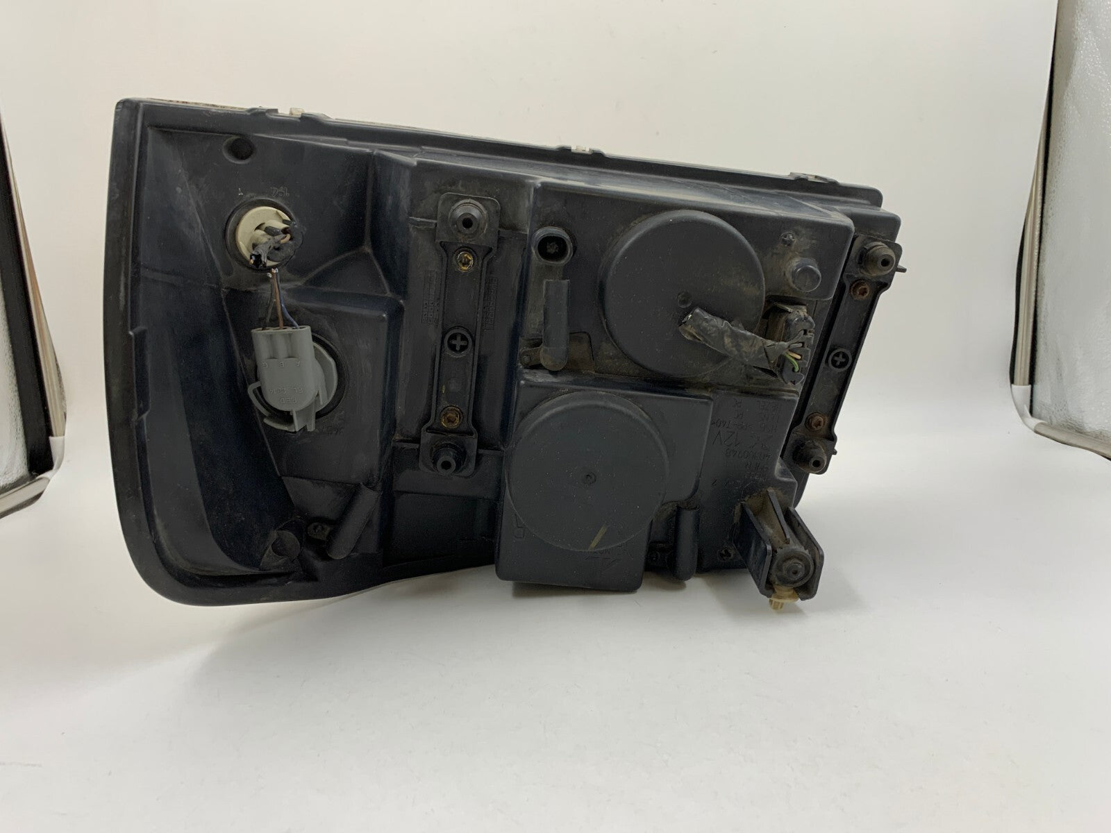 2004-2005 GMC Envoy XUV Passenger Side Head Light Headlight OEM B02B41044