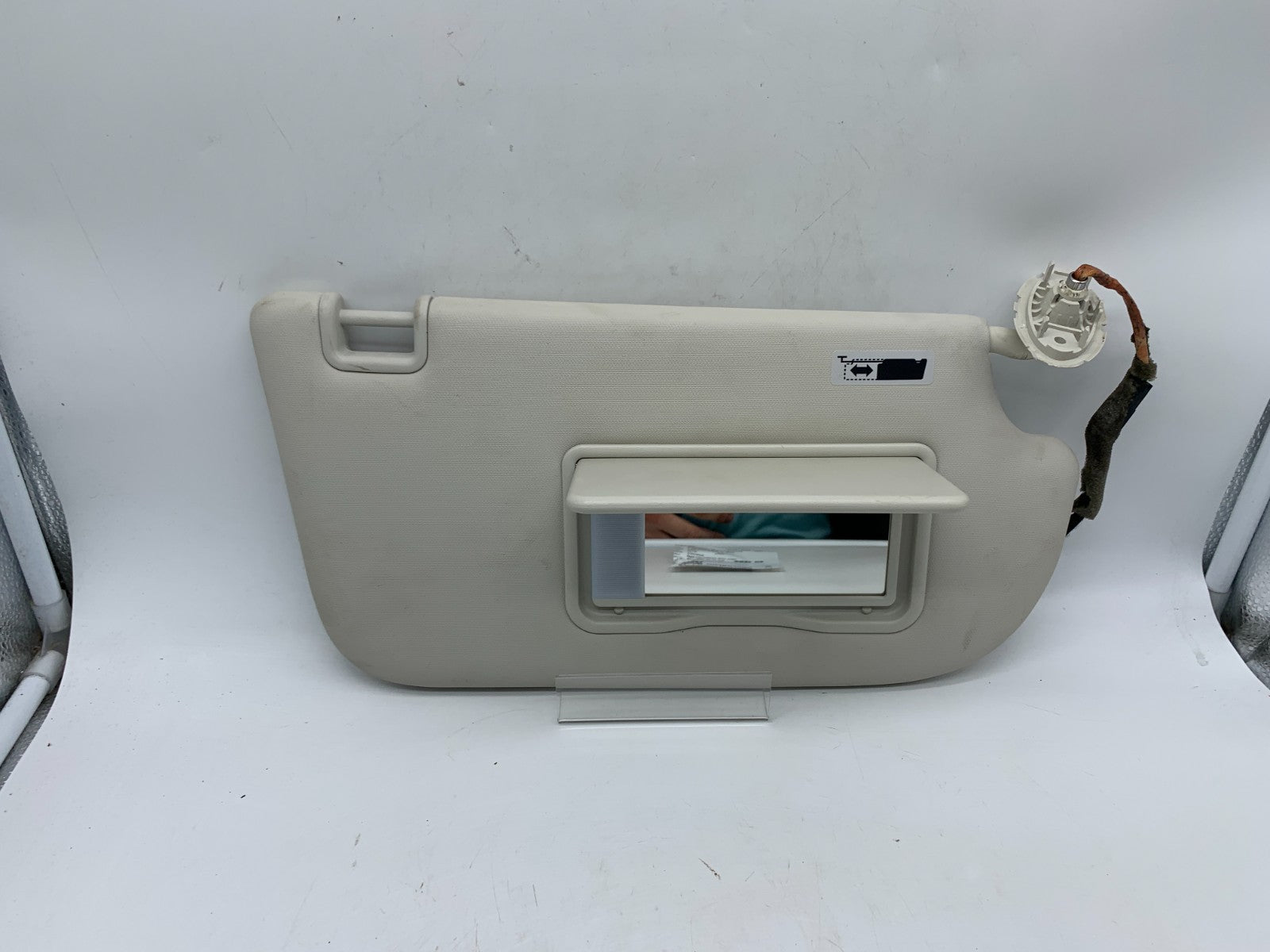 2013-2019 Ford Escape Passenger Sun Visor Sunvisor Ivory Illumination D03B67007