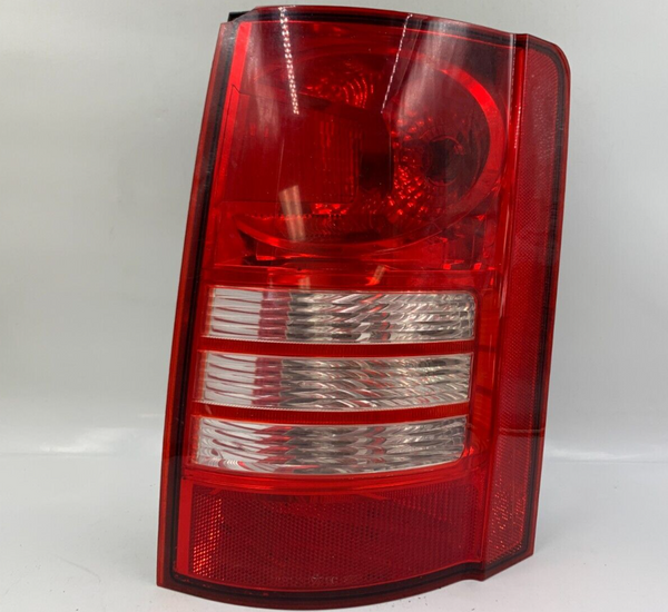 2004-2008 Chrysler Town & Country Passenger Side Tail Light Taillight M03B52021