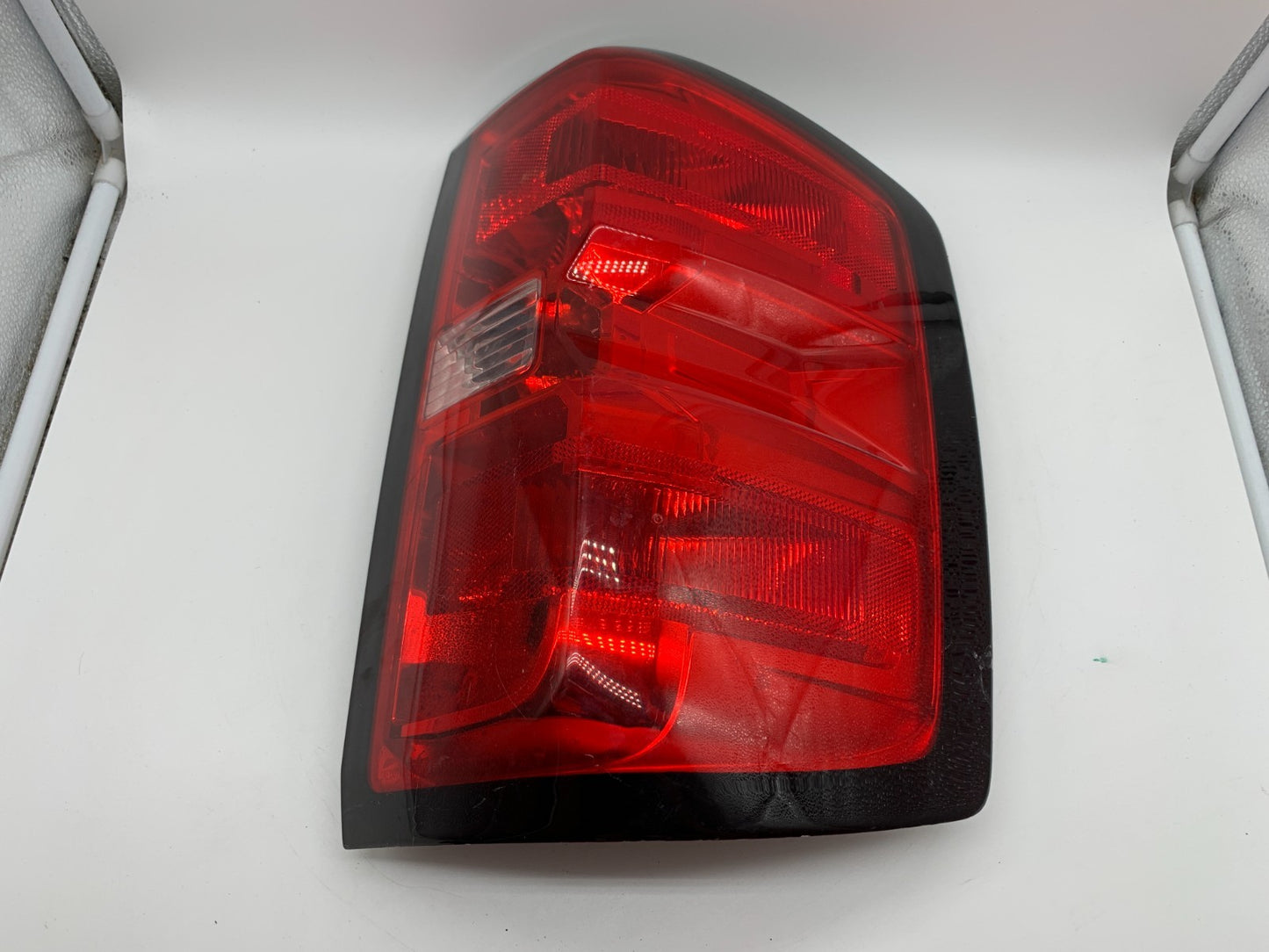 2014-2015 Chevrolet Silverado Passenger Side Tail Light Taillight OEM C03B33001