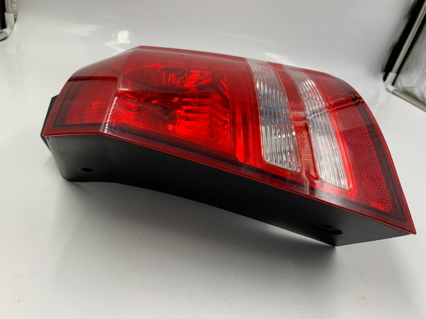 2009-2011 Dodge Journey Passenger Side Tail Light Taillight OEM E03B69005