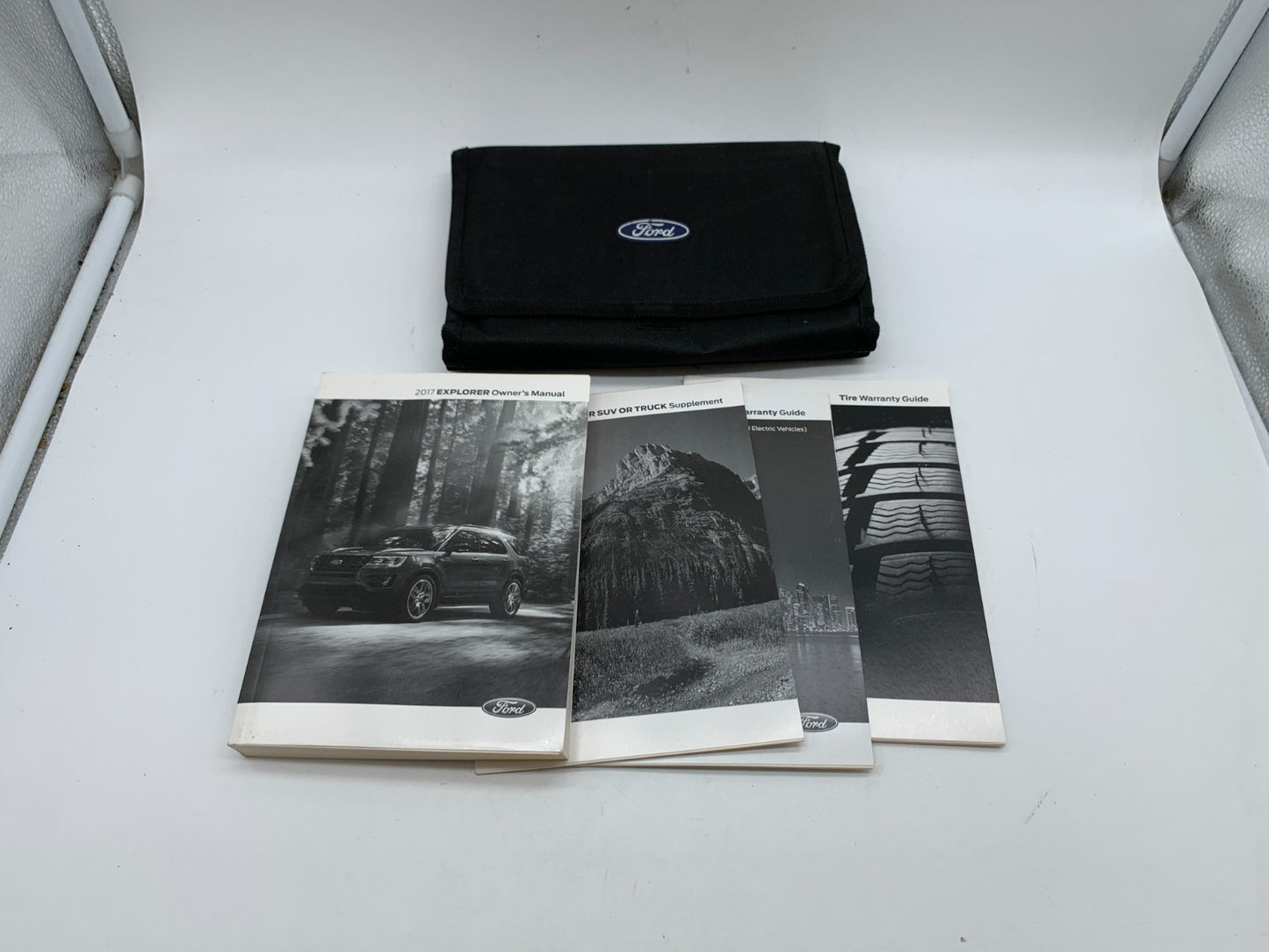 2017 Ford Explorer Owners Manual Set with Case OEM C02B07010
